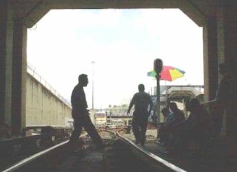Obreros se ubicaron a la entrada de los tneles para evitar el ingreso de los trenes. (Foto YNU/Associated Press)
