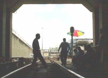 Obreros se ubicaron a la entrada de los t�neles para evitar el ingreso de los trenes. (Foto YNU/Associated Press)
