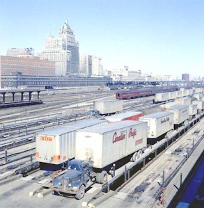 El servicio intermodal de CPR estaba en su infancia cuando esta foto fue tomada en la playa de Toronto, en 1963.