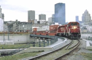 Un tren del CPR sirve al importante Puerto de Montreal, el cual juega un factor clave en el comercio entre Europa y Am�rica del Norte.