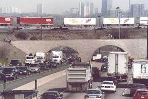 Los camiones tratan de abrirse paso por la congestionada autopista Don Valley, en Toronto, mientras un tren del servicio Expressway marcha sin demoras hacia Montreal. (Nota: Todas las fotos cortes�a CPR)
