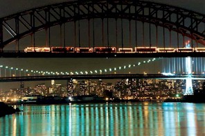La versi�n estadounidense del Holiday Train del CPR cruzando el R�o Hudson, en Nueva York. (Foto cortes�a CPR).