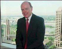 John Snow, presidente y CEO de la corporaci�n ferroviaria CSX. (Foto cortes�a CSX)