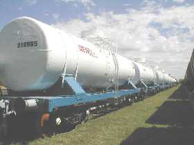 Los vagones especiales para metanol siguen esperando mientras funcionarios de tercer nivel con actitudes demag�gicas ponen en riesgo 350 puestos de trabajo e inversiones por US$250 millones.