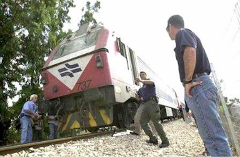 S�lo el conductor result� herido tras el atentado explosivo a un tren suburbano. (Foto YNU/APU)