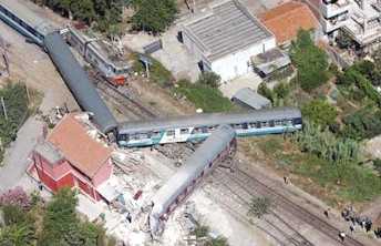 Vista a�rea del estado en que qued� el tren que descarril� en Sicilia. (AP Photo/Francesco Saya)