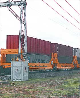 Tren de doble estiba operando en el puerto de Balboa.