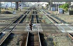 El problema m�s cr�tico relacionado con la seguridad en los ferrocarriles "son las colisiones en los cruces carreteros a nivel y los incidentes con peatones que ingresan a zona ferroviaria. 