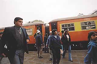 Pasajeros descienden del primer tren que arrib� con 20' de atraso.