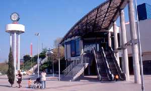La estaci�n madrile�a cuenta a partir de ahora con un nuevo acceso y un reloj giratorio de dos metros de di�metro y acorde con la imagen de Cercan�as. (Foto cortes�a Renfe)
