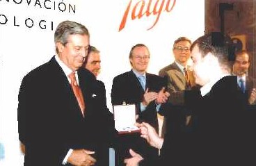 Momento de la entrega del galard�n (Foto cortes�a Pat. Talgo)