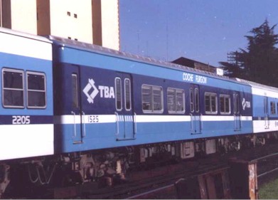 Coche 'Todo Furg�n' que la empresa concesionaria Trenes de Buenos Aires (TBA) introdujo en el corredor el�ctrico Once-Moreno. (Foto cortes�a JC Gonz�lez)