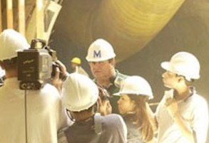 a. La moderna maquinaria reinici� sus laborales bajo la supervisi�n del alcalde de Valencia, Francisco Cabrera Santos (centro) - Foto cortes�a NotiTarde