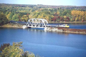 El "Bras d'Or" opera en viaje redondo una vez por semana entre Halifax y Sydney desde junio hasta mediados de octubre, ofreciendo a los turistas un crucero de 10 horas a lo largo del coraz�n de la isla Cape Breton. (Foto cortes�a VIA Rail)