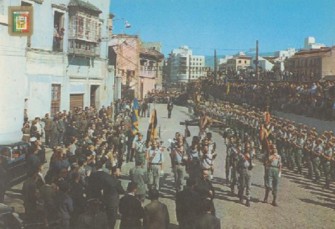 Legionarios trasladando al Cristo de La Buena Muerte