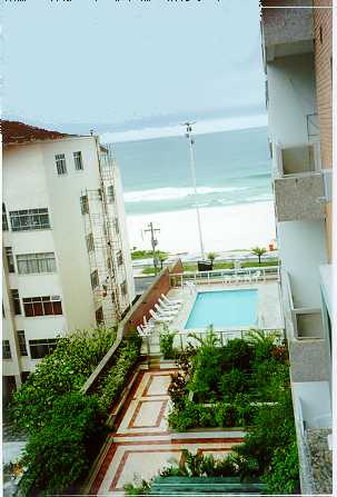 Vista para piscina e praia