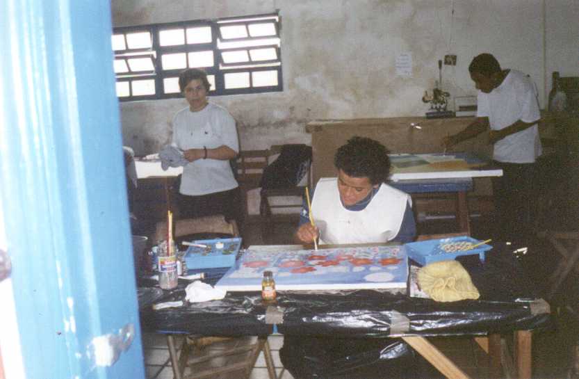 Alunos relizando pinturas em �leo sobre tela (2000)