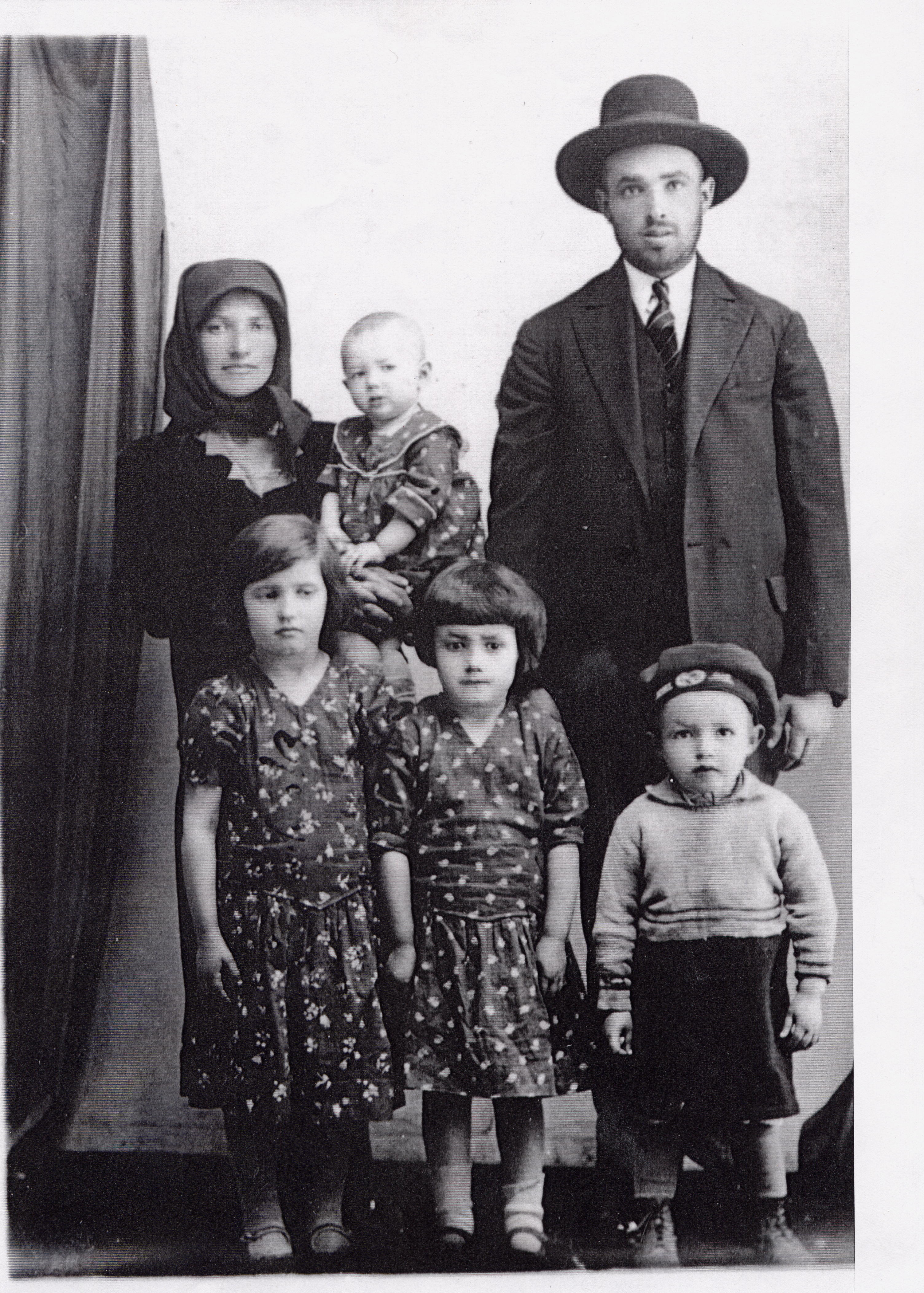 Moshe Gelb, his first wife, Esther, and their 4 kids. Esther and the kids died in the Holocaust.