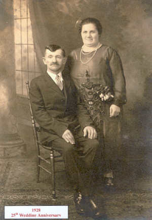 Samuel Hershkowitz and Beila Gelb during their 25th wedding anniversary in 1928.