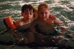 Linus och Pontus tar sig ett dopp i bass�ngen, klicka f�r st�rre bild