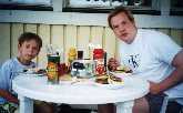 Pappa och Pontus �ter middag p� altanen i Hultsfred, klicka f�r st�rre bild