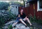 Pappa och Pontus utanf�r Stugan i V�stra Karup, klicka f�r st�rre bild