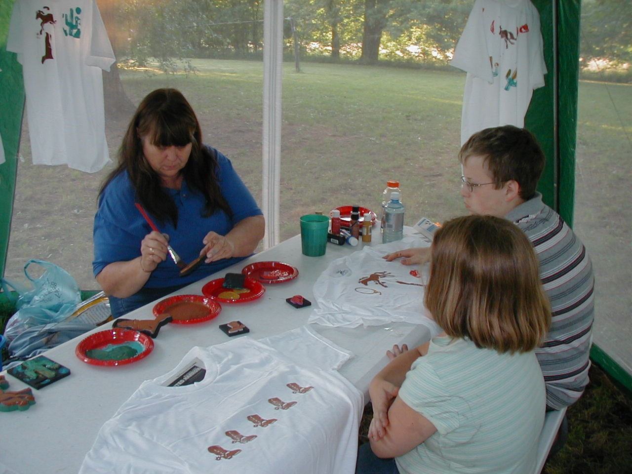 Betty helps the kids create horsey t-shirt