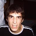 Tino encara al rival per la banda...
