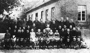 Lehrer Brennecke mit seiner Klasse. Um 1900