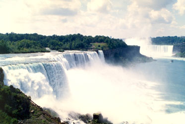 American Falls in the foreground, Horse Shoe Falls background