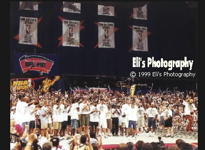 1999 NBA Champs San Antonio Spurs: Avery Johnson holding trophy