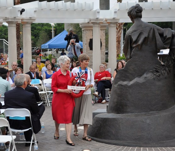 warmemorialstatuesm.jpg