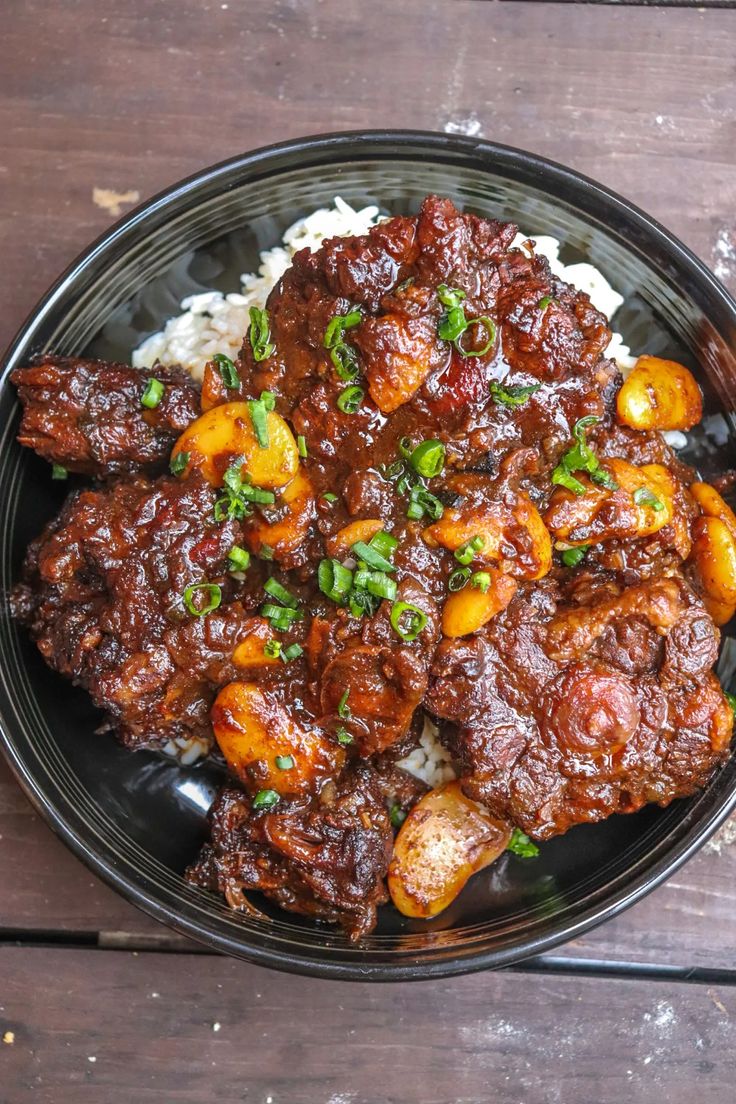 Oxtail with rice and peas