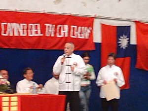 el prof. Norberto Alvarez da la bienvenida