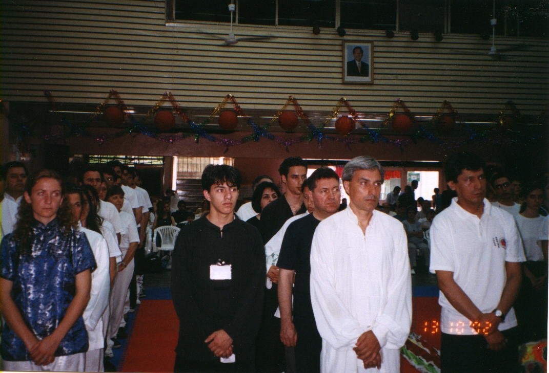 miembros de el rio en la formaci�n torneo homenaje Mto. Ton Chin Lon [octubre 2002]