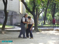 Jeng Shean Chih moviendo a uno de sus alumnos