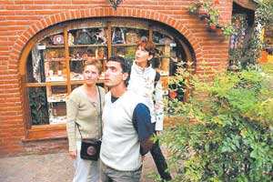 Diario Accion de General Rodriguez, politica, actualidad, noticias e informacion, personalidades e instituciones, policiales, galerias de fotos; historia de General Rodriguez, sus origenes, edificios, estancias, habitos y costumbres, anecdotas, comercios e industrias, los fundadores, antiguas instituciones, fotos e imagenes; suplementos especiales: la crisis politica, economica y social de la Argentina, los acontecimientos de Diciembre de 2001, articulos y entrevistas; Emigracion: toda la informacion destinada a aquellos que desean emigrar, radicarse o estudiar en el exterior, visas, pasaportes, consejos, guias, informacion util, links; Trueque: novedades e informacion, links, estructura del trueque; el casamiento de Maxima Zorreguieta y el principe Guillermo Alejandro de Holanda; Guerra de Afganistan: galeria de imagenes e informacion sobre la primera guerra del siglo XXI; la guerra de Irak, Bagdad, Georges W. Bush, Saddam Husseim, el atentado a las torres Gemelas de Nueva York, las twin towers, el 11-s, y descripcion del hecho que conmovio al mundo; Empleo: consultoras, clasificados, agencias de empleo, consejos e informacion util, curriculum vitae, como confeccionarlos, noticias de actualidad; 
Los numeros de la crisis: Las consecuencias de la crisis politica, economica y social; estadisticas, pobreza, desnutricion, salud y asistencia; noticias regionales y provinciales, columnas y editoriales; informacion para negocios: pymes, links, empresas y negocios; Agenda Cultural con toda la informacion de cursos, universidades, talleres, escuelas y oportunidades, exposiciones de arte de la region; buscadores en Internet, Enlaces: links a los mejores sitios de educacion, cultura, arte, biografias, politica, interes general, web, Links del Diario Accion: RMS Titanic, su historia, su tragico viaje inaugural; historias, testimonios, documentos y articulos sobre el naufragio; links y sitios sobre el tema; la pelicula de Cameron, fotos e imagenes; suplementos especiales, Historia Argentina y de General Rodriguez, la llegada de la democracia en General Rodriguez, la asuncion de Juan Lumbreras como intendente en 1983, galeria de imagenes, sus palabras y los actos, su gabinete, festejos de la comunidad. Fundacion del pueblo de General Rodriguez, sus instituciones y personalidades relevantes, arquitectura y edificios, comercios e industrias, sus comienzos, estancias, inmigraciones italianas, espa�olas, vascas e irlandesas, anecdotas y efemerides, sus hombres ilustres, el Hospital Vicente Lopez y Planes, su fundacion por las Damas de Beneficencia, el hundimiento del crucero General Belgrano, testimonios de ex combatientes y tripulantes, su comandante Hector Elias Bonzo, fotos e imagenes, recuerdos y homenajes, historia de la familia Bonzo de General Rodriguez, entrevistas y articulos periodisticos. La guerra de Malvinas en el Atlantico Sur, el conflicto belico con Gran Breta�a de 1982, politicos relevantes, Benjamin Paez y Trueba, fotos antiguas de familias fundadoras, galerias de imagenes de pobladores, recorrida virtual por el antiguo General Rodriguez, el paso de la Infanta en 1910, historia de La Serenisima, la familia Mastellone, La Choza, Bernardo de Irigoyen, peronismo y radicalismo y muchisimo mas