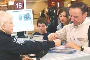 Diario Accion de General Rodriguez, politica, actualidad, noticias e informacion, personalidades e instituciones, policiales, galerias de fotos; historia de General Rodriguez, sus origenes, edificios, estancias, habitos y costumbres, anecdotas, comercios e industrias, los fundadores, antiguas instituciones, fotos e imagenes; suplementos especiales: la crisis politica, economica y social de la Argentina, los acontecimientos de Diciembre de 2001, articulos y entrevistas; Emigracion: toda la informacion destinada a aquellos que desean emigrar, radicarse o estudiar en el exterior, visas, pasaportes, consejos, guias, informacion util, links; Trueque: novedades e informacion, links, estructura del trueque; el casamiento de Maxima Zorreguieta y el principe Guillermo Alejandro de Holanda; Guerra de Afganistan: galeria de imagenes e informacion sobre la primera guerra del siglo XXI; la guerra de Irak, Bagdad, Georges W. Bush, Saddam Husseim, el atentado a las torres Gemelas de Nueva York, las twin towers, el 11-s, y descripcion del hecho que conmovio al mundo; Empleo: consultoras, clasificados, agencias de empleo, consejos e informacion util, curriculum vitae, como confeccionarlos, noticias de actualidad; 
Los numeros de la crisis: Las consecuencias de la crisis politica, economica y social; estadisticas, pobreza, desnutricion, salud y asistencia; noticias regionales y provinciales, columnas y editoriales; informacion para negocios: pymes, links, empresas y negocios; Agenda Cultural con toda la informacion de cursos, universidades, talleres, escuelas y oportunidades, exposiciones de arte de la region; buscadores en Internet, Enlaces: links a los mejores sitios de educacion, cultura, arte, biografias, politica, interes general, web, Links del Diario Accion: RMS Titanic, su historia, su tragico viaje inaugural; historias, testimonios, documentos y articulos sobre el naufragio; links y sitios sobre el tema; la pelicula de Cameron, fotos e imagenes; suplementos especiales, Historia Argentina y de General Rodriguez, la llegada de la democracia en General Rodriguez, la asuncion de Juan Lumbreras como intendente en 1983, galeria de imagenes, sus palabras y los actos, su gabinete, festejos de la comunidad. Fundacion del pueblo de General Rodriguez, sus instituciones y personalidades relevantes, arquitectura y edificios, comercios e industrias, sus comienzos, estancias, inmigraciones italianas, espa�olas, vascas e irlandesas, anecdotas y efemerides, sus hombres ilustres, el Hospital Vicente Lopez y Planes, su fundacion por las Damas de Beneficencia, el hundimiento del crucero General Belgrano, testimonios de ex combatientes y tripulantes, su comandante Hector Elias Bonzo, fotos e imagenes, recuerdos y homenajes, historia de la familia Bonzo de General Rodriguez, entrevistas y articulos periodisticos. La guerra de Malvinas en el Atlantico Sur, el conflicto belico con Gran Breta�a de 1982, politicos relevantes, Benjamin Paez y Trueba, fotos antiguas de familias fundadoras, galerias de imagenes de pobladores, recorrida virtual por el antiguo General Rodriguez, el paso de la Infanta en 1910, historia de La Serenisima, la familia Mastellone, La Choza, Bernardo de Irigoyen, peronismo y radicalismo y muchisimo mas