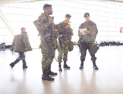 Diario Accion de General Rodriguez, politica, actualidad, noticias e informacion, personalidades e instituciones, policiales, galerias de fotos; historia de General Rodriguez, sus origenes, edificios, estancias, habitos y costumbres, anecdotas, comercios e industrias, los fundadores, antiguas instituciones, fotos e imagenes; suplementos especiales: la crisis politica, economica y social de la Argentina, los acontecimientos de Diciembre de 2001, articulos y entrevistas; Emigracion: toda la informacion destinada a aquellos que desean emigrar, radicarse o estudiar en el exterior, visas, pasaportes, consejos, guias, informacion util, links; Trueque: novedades e informacion, links, estructura del trueque; el casamiento de Maxima Zorreguieta y el principe Guillermo Alejandro de Holanda; Guerra de Afganistan: galeria de imagenes e informacion sobre la primera guerra del siglo XXI; la guerra de Irak, Bagdad, Georges W. Bush, Saddam Husseim, el atentado a las torres Gemelas de Nueva York, las twin towers, el 11-s, y descripcion del hecho que conmovio al mundo; Empleo: consultoras, clasificados, agencias de empleo, consejos e informacion util, curriculum vitae, como confeccionarlos, noticias de actualidad; 
Los numeros de la crisis: Las consecuencias de la crisis politica, economica y social; estadisticas, pobreza, desnutricion, salud y asistencia; noticias regionales y provinciales, columnas y editoriales; informacion para negocios: pymes, links, empresas y negocios; Agenda Cultural con toda la informacion de cursos, universidades, talleres, escuelas y oportunidades, exposiciones de arte de la region; buscadores en Internet, Enlaces: links a los mejores sitios de educacion, cultura, arte, biografias, politica, interes general, web, Links del Diario Accion: RMS Titanic, su historia, su tragico viaje inaugural; historias, testimonios, documentos y articulos sobre el naufragio; links y sitios sobre el tema; la pelicula de Cameron, fotos e imagenes; suplementos especiales, Historia Argentina y de General Rodriguez, la llegada de la democracia en General Rodriguez, la asuncion de Juan Lumbreras como intendente en 1983, galeria de imagenes, sus palabras y los actos, su gabinete, festejos de la comunidad. Fundacion del pueblo de General Rodriguez, sus instituciones y personalidades relevantes, arquitectura y edificios, comercios e industrias, sus comienzos, estancias, inmigraciones italianas, espa�olas, vascas e irlandesas, anecdotas y efemerides, sus hombres ilustres, el Hospital Vicente Lopez y Planes, su fundacion por las Damas de Beneficencia, el hundimiento del crucero General Belgrano, testimonios de ex combatientes y tripulantes, su comandante Hector Elias Bonzo, fotos e imagenes, recuerdos y homenajes, historia de la familia Bonzo de General Rodriguez, entrevistas y articulos periodisticos. La guerra de Malvinas en el Atlantico Sur, el conflicto belico con Gran Breta�a de 1982, politicos relevantes, Benjamin Paez y Trueba, fotos antiguas de familias fundadoras, galerias de imagenes de pobladores, recorrida virtual por el antiguo General Rodriguez, el paso de la Infanta en 1910, historia de La Serenisima, la familia Mastellone, La Choza, Bernardo de Irigoyen, peronismo y radicalismo y muchisimo mas
