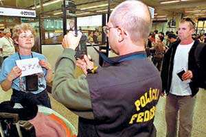 Diario Accion de General Rodriguez, politica, actualidad, noticias e informacion, personalidades e instituciones, policiales, galerias de fotos; historia de General Rodriguez, sus origenes, edificios, estancias, habitos y costumbres, anecdotas, comercios e industrias, los fundadores, antiguas instituciones, fotos e imagenes; suplementos especiales: la crisis politica, economica y social de la Argentina, los acontecimientos de Diciembre de 2001, articulos y entrevistas; Emigracion: toda la informacion destinada a aquellos que desean emigrar, radicarse o estudiar en el exterior, visas, pasaportes, consejos, guias, informacion util, links; Trueque: novedades e informacion, links, estructura del trueque; el casamiento de Maxima Zorreguieta y el principe Guillermo Alejandro de Holanda; Guerra de Afganistan: galeria de imagenes e informacion sobre la primera guerra del siglo XXI; la guerra de Irak, Bagdad, Georges W. Bush, Saddam Husseim, el atentado a las torres Gemelas de Nueva York, las twin towers, el 11-s, y descripcion del hecho que conmovio al mundo; Empleo: consultoras, clasificados, agencias de empleo, consejos e informacion util, curriculum vitae, como confeccionarlos, noticias de actualidad; 
Los numeros de la crisis: Las consecuencias de la crisis politica, economica y social; estadisticas, pobreza, desnutricion, salud y asistencia; noticias regionales y provinciales, columnas y editoriales; informacion para negocios: pymes, links, empresas y negocios; Agenda Cultural con toda la informacion de cursos, universidades, talleres, escuelas y oportunidades, exposiciones de arte de la region; buscadores en Internet, Enlaces: links a los mejores sitios de educacion, cultura, arte, biografias, politica, interes general, web, Links del Diario Accion: RMS Titanic, su historia, su tragico viaje inaugural; historias, testimonios, documentos y articulos sobre el naufragio; links y sitios sobre el tema; la pelicula de Cameron, fotos e imagenes; suplementos especiales, Historia Argentina y de General Rodriguez, la llegada de la democracia en General Rodriguez, la asuncion de Juan Lumbreras como intendente en 1983, galeria de imagenes, sus palabras y los actos, su gabinete, festejos de la comunidad. Fundacion del pueblo de General Rodriguez, sus instituciones y personalidades relevantes, arquitectura y edificios, comercios e industrias, sus comienzos, estancias, inmigraciones italianas, espa�olas, vascas e irlandesas, anecdotas y efemerides, sus hombres ilustres, el Hospital Vicente Lopez y Planes, su fundacion por las Damas de Beneficencia, el hundimiento del crucero General Belgrano, testimonios de ex combatientes y tripulantes, su comandante Hector Elias Bonzo, fotos e imagenes, recuerdos y homenajes, historia de la familia Bonzo de General Rodriguez, entrevistas y articulos periodisticos. La guerra de Malvinas en el Atlantico Sur, el conflicto belico con Gran Breta�a de 1982, politicos relevantes, Benjamin Paez y Trueba, fotos antiguas de familias fundadoras, galerias de imagenes de pobladores, recorrida virtual por el antiguo General Rodriguez, el paso de la Infanta en 1910, historia de La Serenisima, la familia Mastellone, La Choza, Bernardo de Irigoyen, peronismo y radicalismo y muchisimo mas