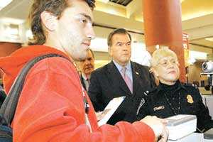 Diario Accion de General Rodriguez, politica, actualidad, noticias e informacion, personalidades e instituciones, policiales, galerias de fotos; historia de General Rodriguez, sus origenes, edificios, estancias, habitos y costumbres, anecdotas, comercios e industrias, los fundadores, antiguas instituciones, fotos e imagenes; suplementos especiales: la crisis politica, economica y social de la Argentina, los acontecimientos de Diciembre de 2001, articulos y entrevistas; Emigracion: toda la informacion destinada a aquellos que desean emigrar, radicarse o estudiar en el exterior, visas, pasaportes, consejos, guias, informacion util, links; Trueque: novedades e informacion, links, estructura del trueque; el casamiento de Maxima Zorreguieta y el principe Guillermo Alejandro de Holanda; Guerra de Afganistan: galeria de imagenes e informacion sobre la primera guerra del siglo XXI; la guerra de Irak, Bagdad, Georges W. Bush, Saddam Husseim, el atentado a las torres Gemelas de Nueva York, las twin towers, el 11-s, y descripcion del hecho que conmovio al mundo; Empleo: consultoras, clasificados, agencias de empleo, consejos e informacion util, curriculum vitae, como confeccionarlos, noticias de actualidad; 
Los numeros de la crisis: Las consecuencias de la crisis politica, economica y social; estadisticas, pobreza, desnutricion, salud y asistencia; noticias regionales y provinciales, columnas y editoriales; informacion para negocios: pymes, links, empresas y negocios; Agenda Cultural con toda la informacion de cursos, universidades, talleres, escuelas y oportunidades, exposiciones de arte de la region; buscadores en Internet, Enlaces: links a los mejores sitios de educacion, cultura, arte, biografias, politica, interes general, web, Links del Diario Accion: RMS Titanic, su historia, su tragico viaje inaugural; historias, testimonios, documentos y articulos sobre el naufragio; links y sitios sobre el tema; la pelicula de Cameron, fotos e imagenes; suplementos especiales, Historia Argentina y de General Rodriguez, la llegada de la democracia en General Rodriguez, la asuncion de Juan Lumbreras como intendente en 1983, galeria de imagenes, sus palabras y los actos, su gabinete, festejos de la comunidad. Fundacion del pueblo de General Rodriguez, sus instituciones y personalidades relevantes, arquitectura y edificios, comercios e industrias, sus comienzos, estancias, inmigraciones italianas, espa�olas, vascas e irlandesas, anecdotas y efemerides, sus hombres ilustres, el Hospital Vicente Lopez y Planes, su fundacion por las Damas de Beneficencia, el hundimiento del crucero General Belgrano, testimonios de ex combatientes y tripulantes, su comandante Hector Elias Bonzo, fotos e imagenes, recuerdos y homenajes, historia de la familia Bonzo de General Rodriguez, entrevistas y articulos periodisticos. La guerra de Malvinas en el Atlantico Sur, el conflicto belico con Gran Breta�a de 1982, politicos relevantes, Benjamin Paez y Trueba, fotos antiguas de familias fundadoras, galerias de imagenes de pobladores, recorrida virtual por el antiguo General Rodriguez, el paso de la Infanta en 1910, historia de La Serenisima, la familia Mastellone, La Choza, Bernardo de Irigoyen, peronismo y radicalismo y muchisimo mas