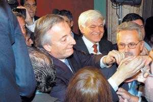 Nestor Kirchner,Roberto Lavagna,economia,FMI,negociaciones,acuerdos,emigracion,inmigrantes,ilegales,Cristina Fernandez,Juan Carlos I Borbon,Jose Maria Aznar,Sofia,reyes Espa&ntilde;a,Diario Accion de General Rodriguez, politica, actualidad, noticias e informacion, personalidades e instituciones, policiales, galerias de fotos; historia de General Rodriguez, sus origenes, edificios, estancias, habitos y costumbres, anecdotas, comercios e industrias, los fundadores, antiguas instituciones, fotos e imagenes; suplementos especiales: la crisis politica, economica y social de la Argentina, los acontecimientos de Diciembre de 2001, articulos y entrevistas; Emigracion: toda la informacion destinada a aquellos que desean emigrar, radicarse o estudiar en el exterior, visas, pasaportes, consejos, guias, informacion util, links; Trueque: novedades e informacion, links, estructura del trueque; el casamiento de Maxima Zorreguieta y el principe Guillermo Alejandro de Holanda; Guerra de Afganistan: galeria de imagenes e informacion sobre la primera guerra del siglo XXI; la guerra de Irak, Bagdad, Georges W. Bush, Saddam Husseim, el atentado a las torres Gemelas de Nueva York, las twin towers, el 11-s, y descripcion del hecho que conmovio al mundo; los ultimos dias de Pompeya, Herculano; un argentino en el Titanic, galerias de fotos; Nefertiti, reina de Egipto; Luz Sosa de Godoy Cruz; el Graf Zeppelin, el Hindenburg y dirigibles; las islas Malvinas y la corte de Luis XV, Madame Du Barry, Pompadour, Luis XVI, Maria Antonieta, la Revolucion Francesa; John Fitzgerald Kennedy y Jacqueline en la Argentina; Empleo: consultoras, clasificados, agencias de empleo, consejos e informacion util, curriculum vitae, como confeccionarlos, noticias de actualidad; Los numeros de la crisis: Las consecuencias de la crisis politica, economica y social; estadisticas, pobreza, desnutricion, salud y asistencia; noticias regionales y provinciales, columnas y editoriales; informacion para negocios: pymes, links, empresas y negocios; Agenda Cultural con toda la informacion de cursos, universidades, talleres, escuelas y oportunidades, exposiciones de arte de la region; buscadores en Internet, Enlaces: links a los mejores sitios de educacion, cultura, arte, biografias, politica, interes general, web, Links del Diario Accion: RMS Titanic, su historia, su tragico viaje inaugural; historias, testimonios, documentos y articulos sobre el naufragio; links y sitios sobre el tema; la pelicula de Cameron, fotos e imagenes; suplementos especiales, Historia Argentina y de General Rodriguez, la llegada de la democracia en General Rodriguez, la asuncion de Juan Lumbreras como intendente en 1983, galeria de imagenes, sus palabras y los actos, su gabinete, festejos de la comunidad. Fundacion del pueblo de General Rodriguez, sus instituciones y personalidades relevantes, arquitectura y edificios, comercios e industrias, sus comienzos, estancias, inmigraciones italianas, espa&ntilde;olas, vascas e irlandesas, anecdotas y efemerides, sus hombres ilustres, el Hospital Vicente Lopez y Planes, su fundacion por las Damas de Beneficencia, el hundimiento del crucero General Belgrano, testimonios de ex combatientes y tripulantes, su comandante Hector Elias Bonzo, fotos e imagenes, recuerdos y homenajes, historia de la familia Bonzo de General Rodriguez, entrevistas y articulos periodisticos. La guerra de Malvinas en el Atlantico Sur, el conflicto belico con Gran Breta&ntilde;a de 1982, politicos relevantes, Benjamin Paez y Trueba, fotos antiguas de familias fundadoras, galerias de imagenes de pobladores, recorrida virtual por el antiguo General Rodriguez, el paso de la Infanta en 1910, historia de La Serenisima, la familia Mastellone, La Choza, Bernardo de Irigoyen, peronismo y radicalismo y muchisimo mas