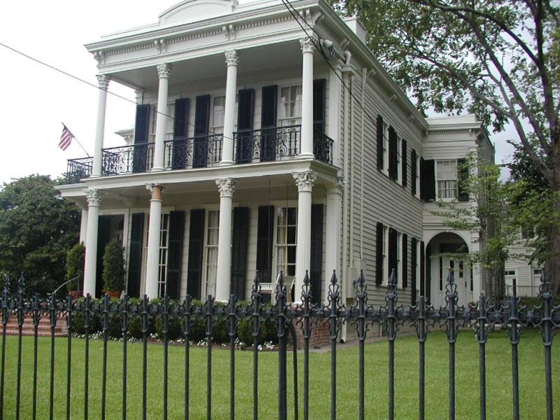 Beautiful American Townhouse in the Garden District.