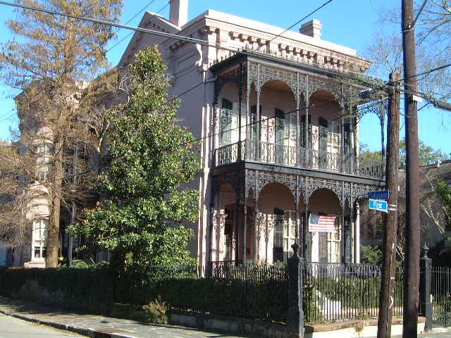 American Townhouse done in Italianate style.&nbsp; This one is on First Street in the Garden District.