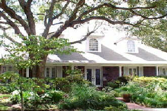 Gorgeous home & yard in Lakeview