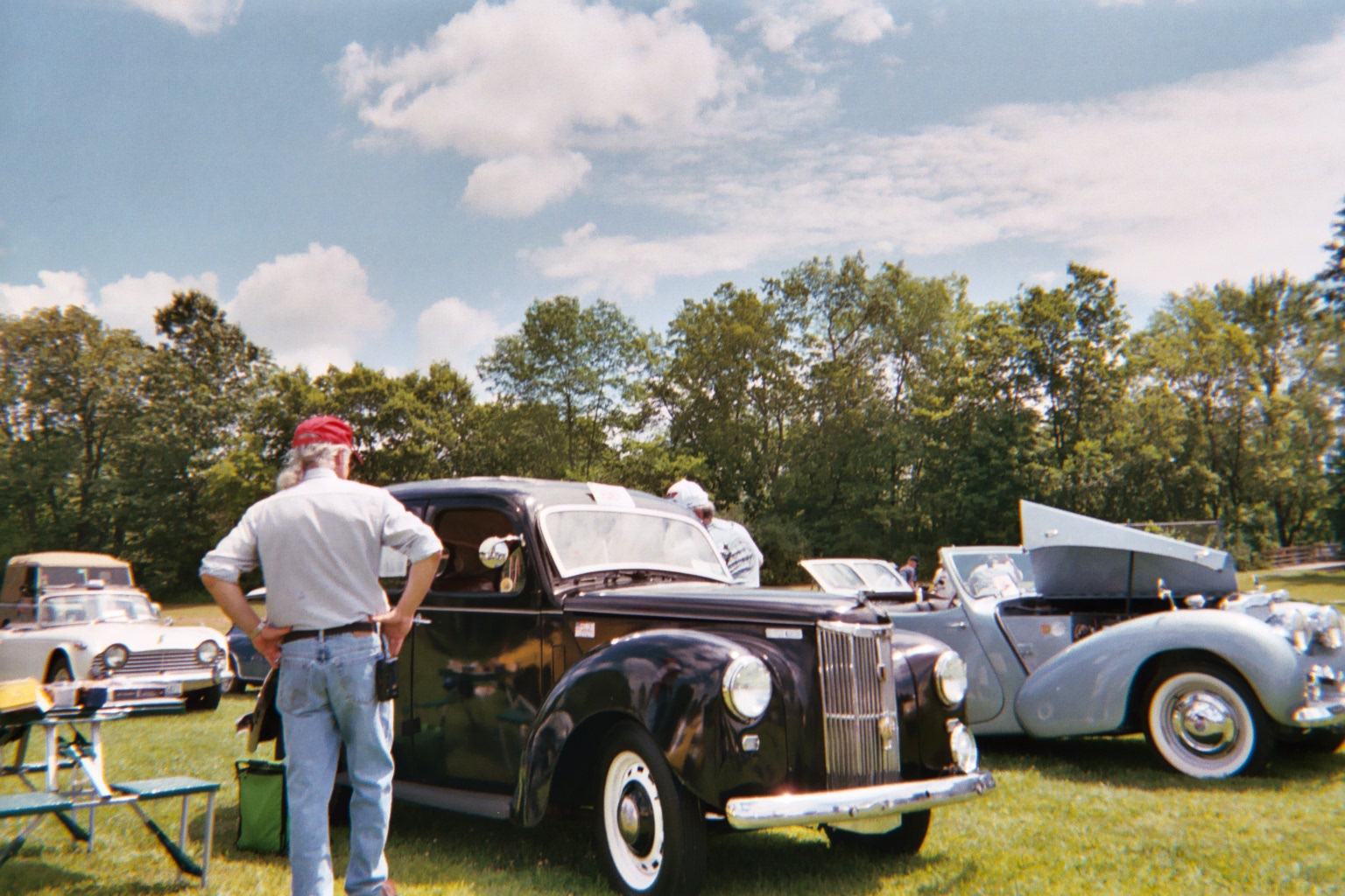 the front end of the PREFECT model was changed in 1949 with a new grill style and headlights in the wings