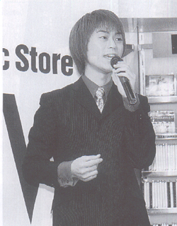 Hikawa Kiyoshi at a CD shop