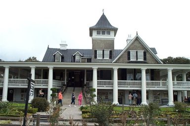 The lovely main house of Magnolia Plantation