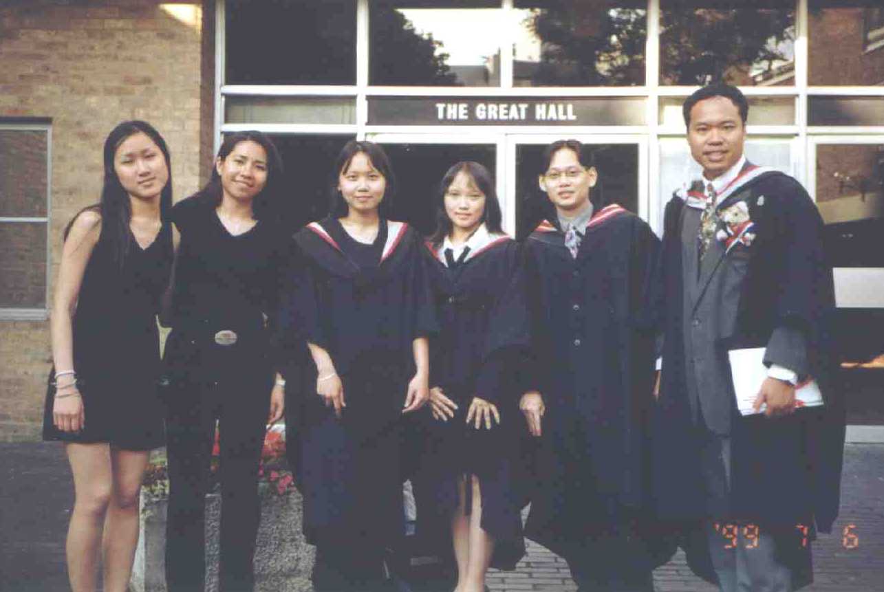 Norbert & his Singaporean 
friends @ their graduation, UK