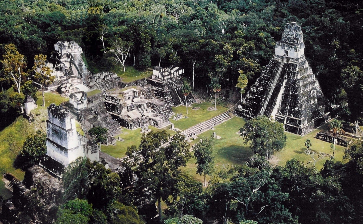 Vista de las Pir�mides de Tikal en Guatemala